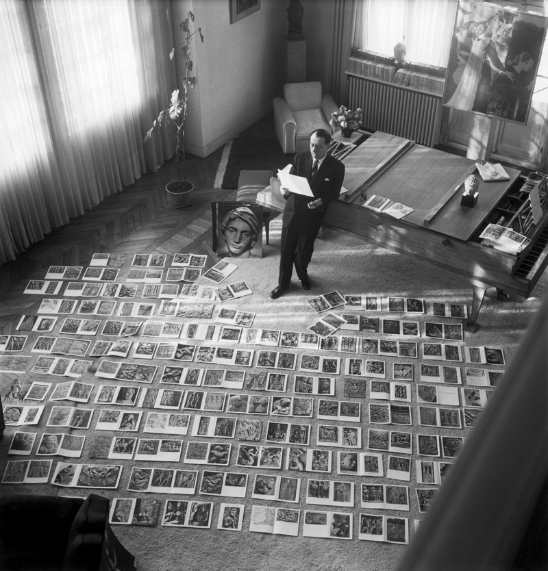 André Malraux in the process of selecting images for the book Le musée imaginaire de la sculpture mondiale